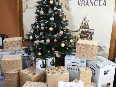 Moș Crăciun de la Consiliul Județean Vrancea a oferit daruri copiilor din centrele DGASPC