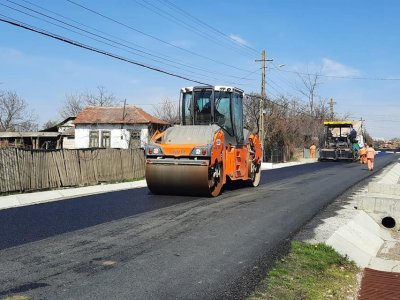 Consiliul Județean Vrancea a reluat lucrările de modernizare a drumurilor județene