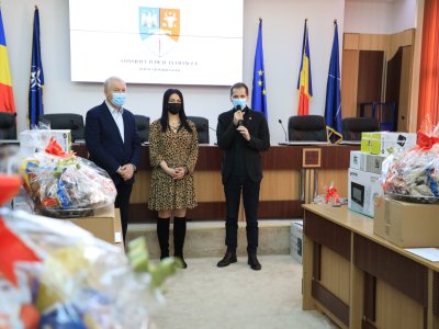 Magia Crăciunului: Moș Crăciun de la Consiliul Județean a venit pentru copiii și beneficiarii centrelor de ocrotire ale DGASPC Vrancea