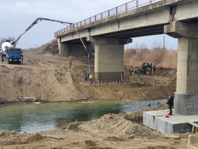 CJ consolidează podul din beton armat de pe DJ 204 D, peste râul Putna, în Vulturu