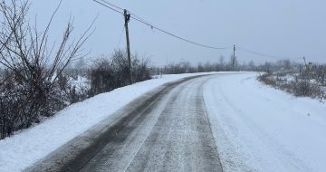 Pe drumurile județene se circulă în condiții de iarnă