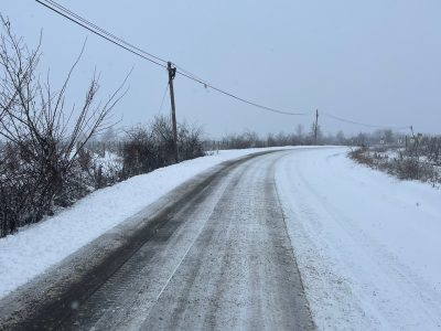 Pe drumurile județene se circulă în condiții de iarnă