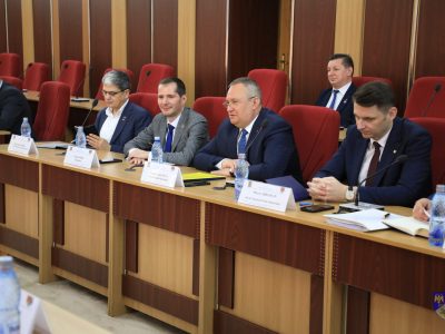 Premierul Nicolae Ciucă și miniștrii Marcel Boloș și Lucian Bode au participat la Focșani la discuții cu oameni de afaceri și primari vrânceni și la un ceremonial militar