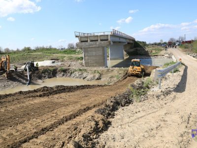 Au început lucrările de refacere a podului care face legătura între Vadu Roșca și Vulturu
