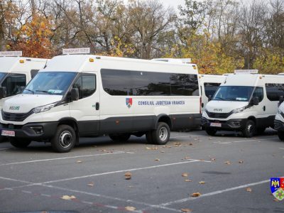 Consiliul Județean Vrancea predă cele 24 microbuze electrice școlare către localități