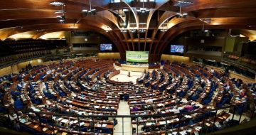 Apel pentru tineri: Participă la ediția 2026 a programului „Reîntinerirea politicii” (CALR – Consiliul Europei)