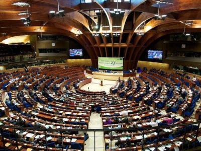 Apel pentru tineri: Participă la ediția 2026 a programului „Reîntinerirea politicii” (CALR – Consiliul Europei)